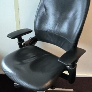 Fauteuil de direction de marque Steelcase, assise et dossier en cuir de couleur noir avec têtière, piétement étoile 5 branches en acier chromé. Dim : 130 x 66 x 72 cm. (légères usures). 2 UNITÉS AU TOTAL. (étiquette 5014)

5ème étage bureau Frédéric Schneider : 1 unité 
Entresol bureau Houssam Caracalla : 1 unité