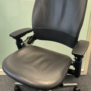 Fauteuil de direction de marque Steelcase, assise et dossier en cuir de couleur noir avec têtière, piétement étoile 5 branches en acier chromé.  (très bon état). Dim : 130 x 66 x 72 cm. 1 UNITÉ AU TOTAL. (étiquette 5036)

3ème étage bureau manager  : 1 unité
