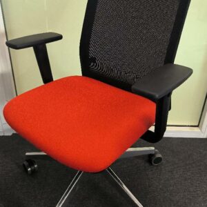 Fauteuil de bureau sur roulettes de marque Forma 5 design Joseph Liusca, assise en tissu orange, dossier en tissu résille noir, piétement étoiles 5 branches chromée. Dim : 100 x 65 x 70 cm. 23 UNITÉS AU TOTAL. (étiquette 5018)

5ème étage salle 505 : 17 unités 
5ème étage open-space rouge : 4 unités 
5ème étage espace assistante : 1 unité 
3ème étage open-space bleu : 1 unité