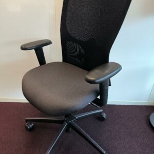 Fauteuil de bureau sur roulettes de marque Kinnarps modèle Drabert/Mento, dossier en tissu résille de couleur noir, assise en tissu de couleur gris anthracite. Dim : 116 x 63 x 60 cm. 647 AU TOTAL. (étiquette 5015)

6ème étage : 3 unités
6ème étage open-space : 2 unités
6ème étage salle 608 : 2 unités 
5ème étage salle 505 : 2 unités 
5ème étage bureau Leonard : 1 unité 
5ème étage open-space rouge : 2 unités
5ème étage bureau de Laure Masclet : 1 unité 
5ème étage bureau Jean Raia : 2 unités 
5ème étage espace assistante : 2 unités 
5ème étage bureau Fabrice Denoual : 1 unité 
5ème étage bureau Valérie châtain vert : 1 unité 
5ème étage open-space vert : 42 unités 
5ème étage bureau HR working studio : 3 unités 
5ème étage open-space bleu : 13 unités 
4eme étage salle 401 : 4 unités 
4ème étage open-space rouge : 55 unités 
4ème étage open-space vert : 45 unités 
3ème étage open-space rouge : 30 unités 
3ème étage bureau manager vert : 1 unité 
3ème étage open-space vert : 34 unités 
3ème étage rouge bureau formation : 11 unités 
3ème étage open-space bleu : 64 unités 
3ème étage bureau manager open-space bleu : 1 unité 
2eme étage open-space rouge : 37 unités 
2ème étage bureau open-space vert : 3 unités 
2ème étage open-space vert : 60 unités 
2ème étage open-space bleu : 63 unités 
2ème étage salle coaching bleu : 1 unité 
2ème étage salle formation bleu : 4 unités 
2ème étage open-space porte vitrée bleu : 23 unités 
1er étage open-space vert : 13 unités 
1er étage salle 101 vert : 1 unités 
1er étage open-space vert deuxième zone central : 3 unités 
1er étage open-space bleu : 30 unités 
1er étage open-space rouge : 32 unités 
1er étage bureau open-space rouge : 6 unités 
1er étage BVP rouge : 3 unités 
1er étage CSE : 7 unités 
Entresol pc sécurité : 2 unités 
Entresol salle département des services à l'entreprise : 4 unités 
Entresol bureau Annick Gomis : 3 unités 
Niveau 0 salle reprographie : 2 unités 
Niveau 0 salle SPI : 1 unité 
Niveau 0 salle numérisation opc : 2 unités 
Niveau 0 salle service courrier : 3 unités 
Niveau 0 salle dépôt courrier : 1 unité 
Niveau 0 infirmerie : 3 unités 
Niveau 0 salle 450 : 1 unité 
Niveau - 1 réserve : 17 unités