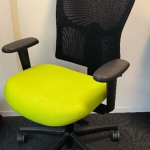 Fauteuil de bureau sur roulettes de marque Kinnarps modèle Drabert, dossier en tissu résille de couleur noir, assise en tissu de couleur vert pomme. Dim : 110 x 63 x 60 cm. 238 UNITÉS AU TOTAL. (étiquette 5017)

6ème étage open-space : 23 unités
5ème étage open-space vert : 14 unités 
4ème étage open-space vert : 10 unités 
4ème étage open-space vert : 12 unités 
4ème étage open-space bleu : 65 unités 
3ème étage open-space vert : 39 unités 
2ème étage open-space rouge : 1 unité 
2ème étage open-space vert : 9 unités 
1er étage open-space vert : 15 unités 
1er étage open-space vert deuxième zone central : 15 unités 
1er étage bureau open-space central vert : 1 unité 
1er étage bureau open-space vert : 1 unité 
Niveau 0 salle service courrier : 1 unité 
Niveau 0 salle service administratif : 2 unités 
Niveau -1 réserve : 30 unités