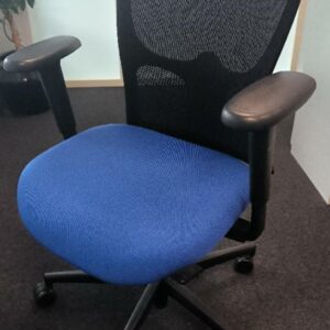 Fauteuil de bureau sur roulettes de marque Kinnarps modèle Mento, dossier en tissu résille de couleur noir, assise en tissu de couleur bleu électrique. Dim : 100 x 65 x 70 cm. (étiquette 5020)

5ème étage open-space bleu : 8 unités 
4eme étage salle 401 : 1 unité 
4ème étage open-space rouge : 12 unités 
4ème étage open-space vert : 1 unité 
4ème étage open-space bleu : 1 unité 
3ème étage open-space rouge : 1 unité 
3ème étage rouge bureau formation : 1 unité 
3ème étage open-space bleu : 7 unités 
3ème étage open-space bleu : 39 unités 
2ème étage open-space bleu : 40 unités 
2ème étage salle coaching bleu : 3 unités 
2ème étage open-space porte vitrée automatique bleu : 6 unités 
1er étage bureaux open-space bleu : 1 unité 
1er étage open-space bleu : 5 unités 
1er étage open-space rouge : 1 unité 
Niveau 0 salle SPI : 1 unité 
Niveau 0 infirmerie : 2 unités 
Niveau 0 salle 450 : 1 unité 
Niveau -1 réserve : 5 unités
