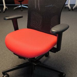 Fauteuil de bureau sur roulettes de marque Kinnarps modèle Mento, dossier en tissu résille de couleur noir, assise en tissu de couleur rouge. Dim : 100 x 65 x 70 cm. 153 UNITÉS AU TOTAL. (étiquette 5019)

5ème étage salle 505 : 2 unités
5ème étage bureau Leonard : 1 unité 
5ème étage open-space rouge : 17 unités 
5ème étage bureau Jean Raia : 1 unité 
5ème étage espace assistante : 1 unité 
4ème étage open-space rouge : 25 unités 
4ème étage open-space vert : 1 unité 
3ème étage open-space rouge : 36 unités 
3ème étage rouge bureau formation : 5 unités 
3ème étage open-space bleu : 2 unités 
2ème étage open-space rouge : 22 unités 
2ème étage open-space vert : 1 unité 
2ème étage open-space porte vitrée automatique bleu : 1 unité 
1er étage open-space rouge : 27 unités 
1er étage bureau open-space rouge : 3 unités 
Niveau 0 salle reprographie : 1 unité 
Niveau 0 salle SPI : 1 unité 
Niveau 0 salle service courrier : 1 unité 
Niveau 0 infirmerie : 1 unité 
Niveau -1 réserve : 4 unités