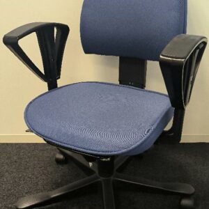 Fauteuil de bureau sur roulettes de marque kinnarps, assise et dossier en tissu bleu, piétement étoiles 5 branches de couleur noir. Dim : 95 x 60 x 70 cm. 24 UNITÉS AU TOTAL. (étiquette 5037)

Entresol salle Lease and co projet : 10 unités 
Entresol salle Asie : 4 unités 
Entresol salle Océanie : 1 unité 
Niveau 0 infirmerie : 1 unité 
Niveau 0 bureau CFDT : 3 unités 
Niveau 0 bureau CFTC : 3 unités 
Niveau 0 bureau CGT : 1 unité 
Niveau 0 ludothèque : 1 unité
