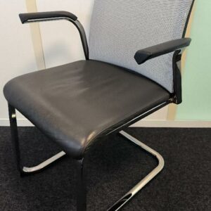 Fauteuil empilable de marque Steelcase, assise en cuir de couleur noir, dossier en résille de couleur gris, piétement porte-à-faux en métal chromé. Dim : 84 x 60 x 62 cm. 40 UNITÉS AU TOTAL. (étiquette 5025)

6ème étage salle 606 : 8 unités 
6ème étage salle 605 : 8 unités 
6ème étage salle 604 : 6 unités 
6ème étage salle 603 : 10 unités 
5ème étage bureau Frédéric Schneider : 6 unités 
Niveau -1 réserve : 2 unités
