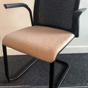 Fauteuil empilable de marque Steelcase, assise en tissu de couleur gris, dossier en tissu résille de couleur noir, piétement porte-à-faux en métal noir. Dim : 84 x 60 x 62 cm. 174 UNITÉS AU TOTAL. (étiquette 5024)

6ème étage (salle 601) : 14 unités 
6ème étage : 1 unité 
5ème étage salle 501 : 13 unités
5ème étage salle 503 : 12 unités 
5ème étage salle 502 : 7 unités 
5eme étage open-space bleu : 1 unité 
4eme étage salle 401 : 12 unités 
4eme étage salle 403 : 16 unités 
4eme étage salle 402 : 8 unités 
3ème étage salle 302 : 9 unités 
3eme étage salle 303 : 10 unités 
3ème étage bureau manager vert : 1 unité 
3ème étage bureau open-space vert : 1 unité 
3ème étage salle 301 : 16 unités 
2ème étage salle 201 : 15 unités 
2ème étage salle 202 : 8 unités 
2ème étage salle 203 : 12 unités 
Entresol salle café CODIR : 8 unités 
Niveau - 1 réserve : 10 unités