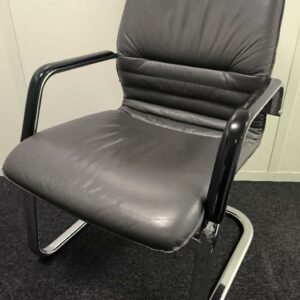 Fauteuil en cuir de couleur gris anthracite, piétement porte-à-faux en métal chromé, accoudoir noir. Dim : 88 x 58 x 70 cm. 1 UNITÉ AU TOTAL. (étiquette 5027)

6ème étage : 1 unité