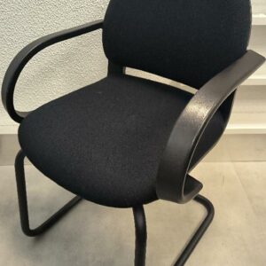 Fauteuil empilable de marque Eurosit, dossier et assise en tissu de couleur noir, piétement porte-à-faux en métal de couleur noir. Dim : 89 x 58 x 60 cm. 5 UNITÉS AU TOTAL. (étiquette 5102)

Niveau 0 ludothèque : 5 unités