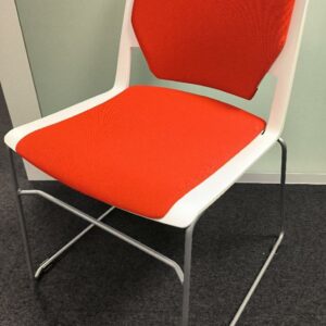 Chaise empilable de marque Haworth, structure en plastique blanc, dossier et assise en tissu rouge orangé, piétement en métal de couleur gris. Dim : 82 x 48 x 58 cm. 18 UNITÉS AU TOTAL. (étiquette 5013)

4ème étage open-space bleu : 3 unités 
Niveau -1 réserve : 15 unités