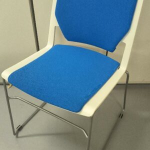 Chaise empilable de marque Haworth, structure en plastique blanc, dossier et assise en tissu bleu électrique, piétement en métal de couleur gris. Dim : 82 x 48 x 58 cm. 10 UNITÉS AU TOTAL. (étiquette 5100)

Niveau -1 réserve : 10 unités