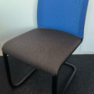 Chaise empilable de marque Steelcase, assise en tissu de couleur gris anthracite, dossier en tissu résille de couleur bleu électrique, piétement porte-à-faux en métal noir. Dim : 84 x 45 x 60 cm. 110 UNITÉS AU TOTAL. (étiquette 5021)

5ème étage open-space bleu : 5 unités 
4ème étage open-space rouge : 9 unités 
4ème étage open-space bleu : 14 unités 
3ème étage salle 303 : 1 unité 
3ème étage open-space bleu : 14 unités 
2ème étage bureau open-space bleu : 7 unités 
2ème étage salle 207 bleu  : 7 unités 
2ème étage open-space bleu : 3 unités 
2ème étage salle 206 bleu : 6 unités 
2ème étage bureau open-space bleu : 5 unités 
2ème étage salle formation bleu : 2 unités 
2ème étage open-space porte vitrée automatique bleu : 2 unités 
1er étage bleu salle 104 : 9 unités 
1er étage bureau open-space bleu : 3 unités 
1er étage amphithéâtre : 2 unités 
Niveau 0 salle service administratif : 1 unité 
Niveau 0 infirmerie : 1 unité 
Niveau -1 réserve : 19 unités