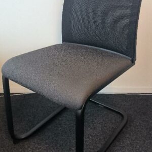 Chaise empilable de marque Steelcase, assise en tissu de couleur gris anthracite, dossier en tissu résille de couleur noir, piétement porte-à-faux en métal noir. Dim : 84 x 45 x 60 cm. 117 UNITÉS AU TOTAL. (étiquette 5022)

6ème étage : 2 unités 
6ème étage salle 602 : 9 unités 
5ème étage bureau Leonard : 2 unités 
5ème étage bureau de Laure Maclet : 3 unités
5ème étage bureau face espace détente : 1 unité 
5ème étage bureau Fabrice Denoual : 3 unités 
5ème étage vert bureau Valérie Châtain : 4 unités 
5ème étage bureau HR working studio : 1 unité 
5ème étage open-space bleu : 4 unités 
4ème étage open-space rouge : 15 unités 
4ème étage salle 409 : 1 unité 
4ème étage open-space vert : 10 unités 
3ème étage open-space rouge : 1 unité 
3ème étage salle 303 : 1 unité 
3ème étage bureau manager vert : 3 unités 
3ème étage salle 306 : 1 unité 
3ème étage bureau open-space vert : 2 unités 
3ème étage open-space bleu : 6 unités 
2eme étage bureau open-space rouge : 3 unités 
2ème étage salle 204 vert : 1 unité 
2ème étage bureau open-space vert : 6 unités 
2ème étage bureau open-space bleu : 2 unités 
2ème étage open-space bleu : 1 unité 
1er étage salle 101 vert : 2 unités 
1er étage bureau open-space rouge : 1 unité 
1er étage bureau open-space rouge : 4 unités 
1er étage BVP rouge : 4 unités 
1er étage CSE : 5 unités 
Niveau 0 salle base vie : 2 unités 
Niveau - 1 réserve : 21 unités