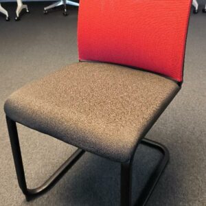 Chaise empilable de marque Steelcase, assise en tissu de couleur rouge, dossier en tissu résille de couleur noir, piétement porte-à-faux en métal noir. Dim : 84 x 45 x 60 cm. 95 UNITÉS AU TOTAL. (étiquette 5028)

5ème étage salle 505 : 1 unité 
5ème étage salle 504 : 9 unités 
5ème étage rouge bureau de Laure Masclet : 1 unité 
5ème étage rouge bureau Jean Raia : 1 unité 
5ème étage rouge bureau en face de l'espace détente: 1 unité 
4ème étage open-space rouge : 12 unités 
4ème étage salle 409 rouge : 7 unités 
3ème étage open-space rouge : 8 unités 
3ème étage salle 306 rouge : 3 unités 
3eme étage salle 305 rouge : 8 unités 
2ème étage salle 205 rouge : 7 unités 
2ème étage bureaux open-space rouge : 11 unités 
1er étage bureaux open-space rouge : 4 unités 
1er étage open-space bureau rouge deuxième zone : 2 unités 
1er étage salle 103 : 7 unités
Niveau -1 réserve : 13 unités