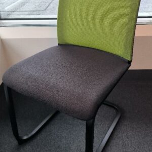 Chaise de marque Steelcase empilable, assise en tissu de couleur gris anthracite, dossier en tissu résille de couleur vert pomme, piétement porte-à-faux en métal noir. Dim : 84 x 45 x 60 cm. 103 UNITÉS AU TOTAL. (étiquette 5029)

5ème étage open-space vert : 7 unités 
4ème étage open-space vert : 9 unités 
4ème étage salle 410 : 7 unités 
3ème étage salle 303 : 2 unités 
3ème étage bureau manager : 1 unité 
3ème étage salle 304 : 6 unités 
3ème étage bureaux open-space vert : 18 unités 
2ème étage bureaux open-space vert : 5 unités 
2ème étage salle 204 vert : 8 unités 
2ème étage bureaux open-space vert : 6 unités 
1er étage bureaux open-space vert : 8 unités 
1er étage salle 102 vert : 9 unités 
1ère étage salle 101 vert : 6 unités 
1er étage bureaux open-space vert zone centrale : 2 unités 
1er étage open-space zone centrale vert : 2 unités 
1er étage CSE : 2 unités 
Niveau 0 infirmerie : 3 unités 
Niveau -1 réserve : 2 unités
