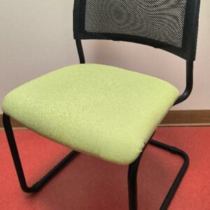 Chaise de marque Majencia, dossier en tissu résille de couleur noir, assise en tissu vert anis, piétement porte-à-faux en métal de couleur noir. Dim : 85 x 50 x 56 cm. 9 UNITÉS AU TOTAL. (étiquette 5069)

Niveau 0 infirmerie : 3 unités 
Niveau 0 bureau 428 : 6 unités
