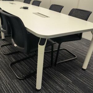 Table de réunion de marque Majencia, plateau en bois de couleur blanc avec deux trappes, piétement en métal de couleur blanc. Dim : 72 x 330 x 110 cm. 17 UNITÉS AU TOTAL. (étiquette 5031)

6ème étage salle 602 : 1 unité 
5ème étage salle 504 : 1 unité 
4ème étage salle 409 : 1 unité 
4ème étage salle 410 : 1 unité 
4ème étage open-space rouge : 1 unité 
4ème étage open-space bleu : 1 unité 
3eme étage salle 304 : 1 unité 
3ème étage salle 305 rouge : 1 unité 
3ème étage salle 309 bleu : 1 unité 
2ème étage rouge salle 205 : 1 unité 
2ème étage vert salle 204 : 1 unités 
2ème étage salle 207 bleu : 1 unité 
2ème étage salle 206 bleu : 1 unité 
1er étage salle 102 vert: 1 unité 
1er étage salle 101 vert : 1 unité 
1er étage salle 104 bleu : 1 unité 
1er étage salle 103 : 1 unité