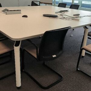 Table de réunion carrée de marque Majencia, plateau en bois de couleur blanc avec 2 trappes, piétement en métal de couleur blanc. Dim : 72 x 300 x 300 cm. 4 UNITÉS AU TOTAL. (étiquette 5033)

5ème étage salle 503 : 1 unité 
4ème étage salle 403 : 1 unité 
3ème étage salle 303 : 1 unité 
2ème étage salle 203 : 1 unité