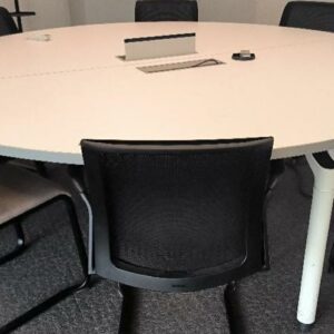 Table de réunion ronde de marque Majencia, plateau en bois de couleur blanc, piétement en métal de couleur blanc. Dim : 72 x 220 cm. 6 UNITÉS AU TOTAL. (étiquette 5034)

5ème étage salle 502 : 1 unité 
4ème étage salle 402 : 1 unité 
3ème étage salle 302 : 1 unité 
2ème étage salle 202 : 1 unité 
1er étage BVP rouge : 1 unité 
Entresol salle café CODIR : 1 unité