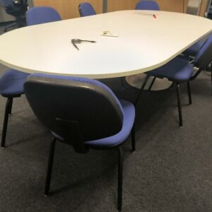 Table de réunion ovale, plateau en bois de couleur blanc, piètement central de couleur gris. Dim : 74 x 240 x 120 cm. 1 UNITÉ AU TOTAL. (étiquette 5044)

Entresol salle Lease and co projet : 1 unité