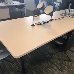 Table de réunion, plateau en bois de couleur blanc avec trappes et 2 lampes orientables de couleur noir, piétement en métal de couleur noir. Dim : 74 x 200 x 120 cm. 2 UNITÉS AU TOTAL. (étiquette 5047)

5ème étage open-space vert : 2 unités