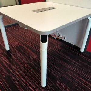 Table carrée de marque Majencia, plateau en bois de couleur blanc avec trappe, piétement en métal de couleur blanc. Dim : 72 x 100 x 100 cm. 48 UNITÉS AU TOTAL. (étiquette 5041)

5ème étage bureaux en face de l'espace détente : 2 unités 
5ème étage open-space vert : 2 unités 
5ème étage open-space bleu : 3 unités 
4ème étage open-space rouge : 3 unités 
4ème étage open-space vert : 3 unités 
4ème étage open-space bleu : 2 unités 
3ème étage open-space rouge : 3 unités
3eme étage bureaux open-space vert : 4 unités 
3ème étage open-space bleu : 3 unités 
2ème étage bureaux open-space rouge : 4 unités
2ème étage bureaux open-space vert : 5 unités 
2ème étage bureaux open-space bleu : 4 unités 
1er étage open-space vert : 3 unités 
1er étage open-space vert deuxième zone centrale : 1 unité 
1er étage bureau open-space bleu : 2 unités 
1er étage open-space bureau rouge : 1 unité 
1er étage bureau open-space rouge : 2 unités 
Niveau -1 réserve : 1 unité