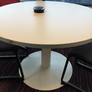 Table ronde de marque Majencia, plateau en bois de couleur blanc, piétement central en métal blanc. Dim : 73 x 110 cm. 7 UNITÉS AU TOTAL. (étiquette 5042)

4ème étage open-space rouge : 1 unité
3ème étage bleu salle 306 : 1 unité 
3ème étage bleu salle 307 : 1 unité 
2ème étage bureau open-space bleu : 1 unité 
1er étage CSE : 1 unité 
Niveau 0 infirmerie : 1 unité 
Niveau 0 bureau CFTC : 1 unité
