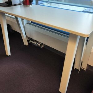 Table haute, plateau en bois de couleur blanc, piétement en métal de couleur blanc avec prises électriques. Dim : 100 x 170 x 60 cm. 23 UNITÉS AU TOTAL. (étiquette 5045)

5ème étage petit salon côté rouge : 1 unité 
5ème étage bureaux face à l'espace détente : 2 unités 
5ème étage open-space bleu : 1 unité 
4ème étage open-space rouge : 2 unités 
4ème étage open-space vert : 2 unités 
3ème étage open-space vert : 2 unités 
3ème étage open-space bleu : 1 unité 
2ème étage open-space rouge : 2 unités 
2ème étage open-space bleu : 4 unités 
1er étage open-space vert : 2 unités 
1er étage open-space rouge : 2 unités 
1er étage cafétéria : 2 unités