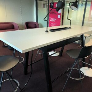 Table haute, plateau en bois de couleur blanc avec prises électriques et deux lampes orientables de couleur noir mat, piétement en métal de couleur noir. Dim : 110 x 250 x 100 cm. 7 UNITÉS AU TOTAL. (étiquette 5046)

5ème étage petit salon côté rouge : 1 unité 
5ème étage open-space vert : 2 unités 
3ème étage salle de réunion à l'entrée : 1 unité 
2ème étage bureau manager open-space rouge : 2 unités 
2ème étage bureau open-space vert : 1 unité