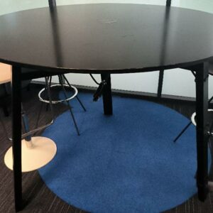 Table haute ronde avec prises électriques, plateau et piétement en bois de couleur noir. Dim : 110 x 140 cm. 1 UNITÉ AU TOTAL. (étiquette 5035)

5ème étage open-space bleu : 1 unité