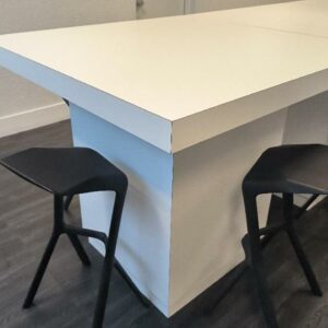 Table haute carrée, plateau et piétement en bois de couleur blanc. (légères usures). Dim : 110 x 120 x 120 cm. 3 UNITÉS AU TOTAL. (étiquette 5051)

Niveau 0 salle à manger commune : 3 unités