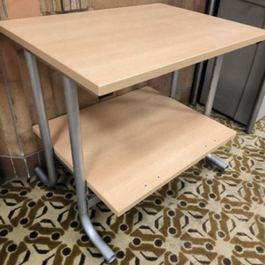 Table d'appoint avec deux plateaux en bois naturel et piétements en métal de couleur gris. Dim : 65 x 60 x 45 cm. 3 UNITES AU TOTAL. (étiquette 5039)

5ème étage open-space bleu : 1 unité
3ème étage open-space bleu : 1 unité
2ème étage open-space vert : 1 unité