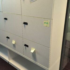 Casiers 6 cases en bois de couleur blanc. Dim : 156 x 100 x 40 cm. 4 UNITÉS AU TOTAL. (étiquette 5049)

4ème étage open-space rouge : 4 unités