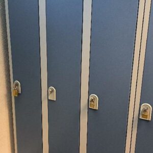 Vestiaire métallique de marque Vinco, de couleur gris et bleu, 3 portes avec verrouillage à cadenas. Dim : 180 x 90 x 50 cm. 3 UNITÉS AU TOTAL. (étiquette 5090)

Niveau 0 salle base vie : 3 unités