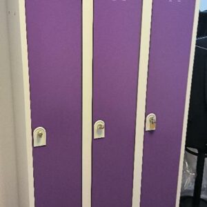 Vestiaire métallique de marque Vinco, de couleur gris et violet, 3 portes avec verrouillage à cadenas. Dim : 180 x 90 x 50 cm.. 1 UNITÉ AU TOTAL. (étiquette 5091)

Niveau 0 salle base vie : 1 unité