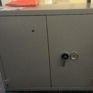 Armoire forte de marque Hartmann Tresore, 2 portes de couleur grise. Dim : 100 x 120 x 48cm. 1 UNITÉ AU TOTAL.

1er étage open-space vert deuxième zone centrale : 1 unité