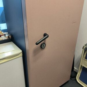 Armoire forte de marque Fichet-Bauche, 1 porte de couleur grise et bleu. Dim : 140 x 73 x 61 cm. 1 UNITÉ AU TOTAL.

1er étage CSE : 1 unité