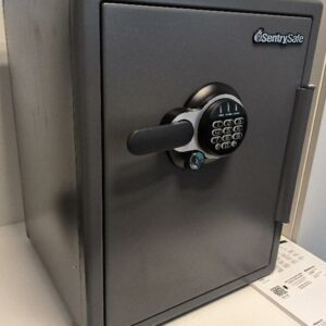 Coffre-fort de marque Sentry Safe, anti feu et étanche à code, triple protection - vol, incendie et inondation, de couleur gris anthracite. Dim : 61 x 44 x 47 cm. 1 UNITÉ AU TOTAL.

1er étage CSE : 1 unité