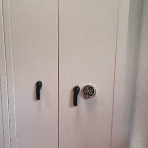 Armoire forte de marque Acial, deux portes de couleur gris clair. Dim : 198 x 100 x 48 cm. 6 UNITÉS AU TOTAL.

Niveau 0 infirmerie : 6 unités