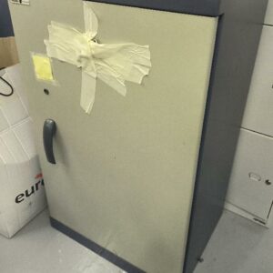 Armoire forte de marque Fichet de couleur bleu et grise. Dim : 105 x 66 x 50 cm. 3 UNITÉS AU TOTAL.

Niveau -1 réserve : 3 unités