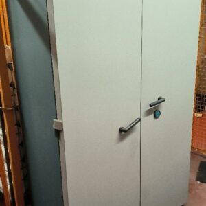 Armoire forte de marque Fichet de couleur grise et bleu. Dim : 200 x 120 x 78 cm. 2 UNITES AU TOTAL. (étiquette 5103)

Niveau -1 réserve cuisine : 2 unités