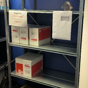 Rayonnage à archives en acier de couleur gris, 5 plateaux. Dim : 200 x 106 x 42 cm. 3 UNITÉS AU TOTAL.

3ème étage bleu local courrier : 3 baies