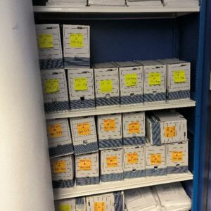 Rayonnage à archives, échelle en acier laqué bleu et 5 plateaux en acier laqué blanc. Dim : 200 x 106 x 40 cm. 1 UNITÉ AU TOTAL.

3ème étage bleu local courrier : 1 unité