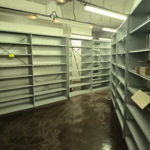 Rayonnage à archives métallique de couleur gris clair comprenant 52 échelles (hauteur 218 cm) et 288 plateaux (largeur 120 cm). 43,20M LINEAIRE AU TOTAL.

Niveau 0 salle stockage archive Cogera : 43,20m linéaire