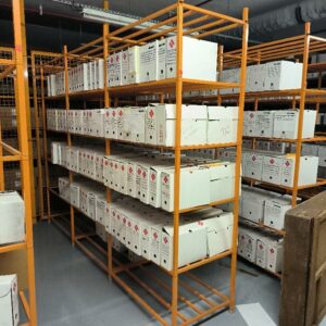 Rayonnage à archives en métal de couleur orange. (Hauteur : 200 cm / 1 plateau : 120 x 60 cm). 279M LINÉAIRE AU TOTAL.

Niveau -1 réserve cuisine : 16,8 m linéaire + 7,2m linéaire + 4,8m linéaire + 3,6m linéaire 
Niveau -1 salle 4907 pot : 63 m linéaire 
Niveau -1 salle 4908 dépôt : 72 m linéaire 
Niveau -1 salle 4910 pot : 72m linéaire + 39,6 m linéaire