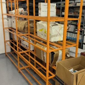 Rayonnage à archives métallique de couleur orange. Dim : 185 x 120 x 32 cm. 44,80M LINEAIRE AU TOTAL.

Niveau -1 salle 4910 pot : 44,8 m linéaire