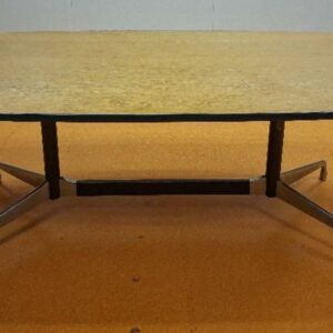 Table ovale design Charles et Ray Eames modèle Segmented Table édition Herman Miller, plateau en bois couleur chêne clair. 74 x 210 x 106 cm. (usures). 3 unités. Localisation: étage 0 base de vie (1 unité) / local syndicat SNB (2 unités)