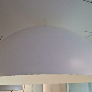 Suspension lumineuse design Bart Lens modèle Sphère édition Éden Design en plastique Abs blanc. Diamètre 138 cm. 6 unités. Localisation: 5ème étage (1 unité zone rouge / 1 unité zone bleue) / 4ème étage (1 unité) / 3ème étage (1 unité) / 2ème étage (1 unité) / 1er cafet (1 unité)