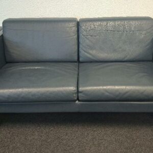 Canapé de marque Mobilier International recouvert de cuir bleu marine, coussins d’assise et de dossier amovibles.  72 x 155 x 82 cm. (légères usures). 2 unités. Localisation: Entresol salle formation Lease&Co Projet