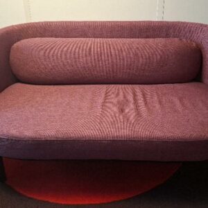 Canapé design Busetti Garuti Redaelli modèle Fuuga édition Bolia recouvert de tissu chiné grenat reposant sur 4 pieds en bois noirci. 85 x 160 x 93 cm. 4 unités. Localisation: 5ème étage (1 unité) / 4ème étage (1 unité) / 2ème étage zone rouge (2 unités)