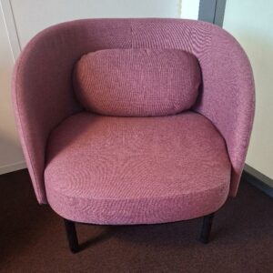 Fauteuil design Busetti Garuti Redaelli modèle Fuuga édition Bolia recouvert de tissu chiné grenat reposant sur 4 pieds en bois noirci. 87 x 90 x 70 cm. 2 unités. Localisation: 5ème étage zone rouge